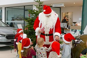 Weihnachtsbau in der Skoda-Autowelt geschm&uuml;ckt