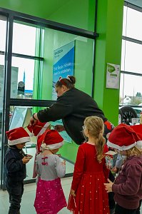 Weihnachtsbau in der Skoda-Autowelt geschm&uuml;ckt