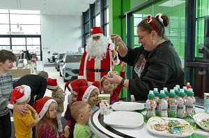 Weihnachtsbau in der Skoda-Autowelt geschm&uuml;ckt