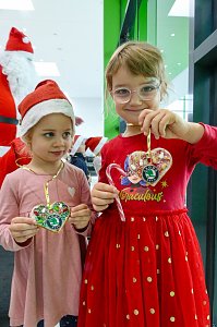 Weihnachtsbau in der Skoda-Autowelt geschm&uuml;ckt