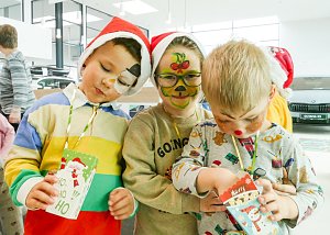 Weihnachtsbau in der Skoda-Autowelt geschm&uuml;ckt