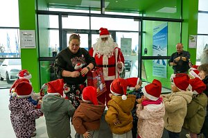 Weihnachtsbau in der Skoda-Autowelt geschm&uuml;ckt