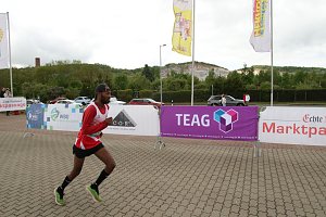 Auf der Zielgerade beim 11. Harztorlauf