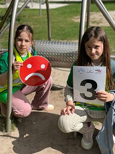 Sicher zu Fu&szlig; - die Sch&uuml;ler der Grundschule Bertold Brecht auf dem 1. "Safety Walk"
