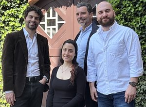 Die "Stubenhocker", die "Herkuleskeule" und das musikalische Theater-Trio sorgen f&uuml;r Unterhaltung auf dem Hof der Traditionsbrennerei