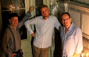 Die "Stubenhocker", die "Herkuleskeule" und das musikalische Theater-Trio sorgen f&uuml;r Unterhaltung auf dem Hof der Traditionsbrennerei