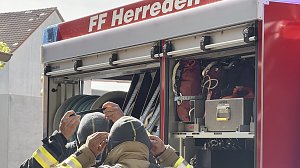 Feuerwehrleute der freiwilligen Feuerwehr Herreden bei einem &Uuml;bungseinsatz