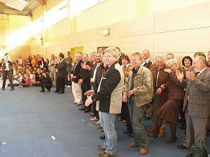 Neue Halle &uuml;bergeben