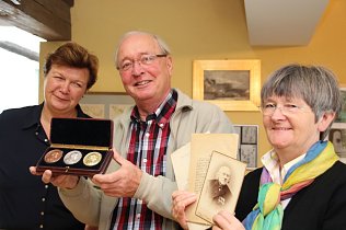 Bild: Zusammen mit seiner Frau Waltraut Burmeister-Dannemann &uuml;bergab Herr Dannemann drei K&uuml;tzing-Medaillen sowie weiteres Zeitzeugenmaterial seines Vorfahren dem Museum als Dauerleihgabe.