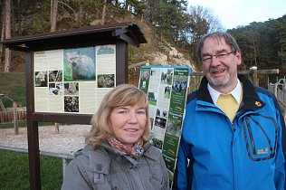 Bild: Andreas Heise und Frau Dr. Sabine Mehne vom F&ouml;rderverein Karstwanderweg Nordhausen &uuml;bergaben Tafeln und Zertifikate
