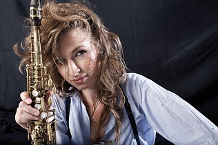 Bild: Nicole Joh&auml;nntgen l&auml;sst das Saxophon fl&uuml;stern wie auch explodieren.