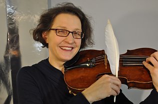 Bild: Kirstin Maria Pientka an der Bratsche
