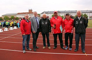 Bild:  Frank Olech, Stefan N&uuml;&szlig;le und Werner H&uuml;tcher ehrten das Engagement von Klaus Kessler, Horst Friedrich und Rainer Berndt,