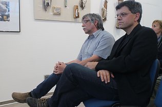 Bild: Die Autodidakten Bernd Luge (l) und Dr. Thomas Ludewig haben jeder ihren eigenen Zugang zu Natur und Kunst gefunden