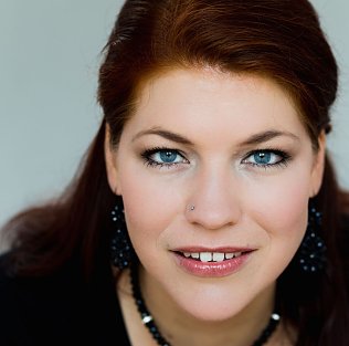 Bild: Auch Sarah Hudarew, die die Carmen singt, wird im Caf&eacute; Pille auftreten