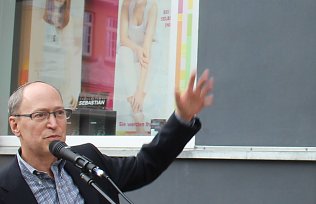 Bild: Hermann Bacharachs Nachkomme, Paul Growald, haben die Stolpersteine dazu inspiriert eine &auml;hnliche Gedenkkultur auch in seiner Heimat den USA zu erm&ouml;glichen