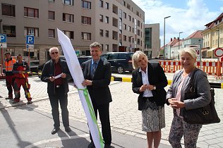 Bild: v.l.: Helmut Ostermann, OB Dr. Klaus Zeh, Gisela St&ouml;tzer und Hannelore Haase - "Das Werk ist vollbracht"