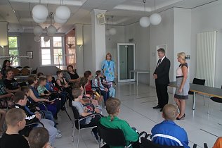 Bild: Begr&uuml;&szlig;t wurden die Kinder von Oberb&uuml;rgermeister Dr. Zeh und der zweiten Beigeordneten Hannelore Haase