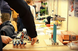 Bild: Automatische Tafelreiniger, mechanische H&auml;nde, Studien, Untersuchungen und Experimente - an der Hochschule konnte der Nachwuchs zeigen was auch in jungen Jahren m&ouml;glich ist