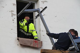 Bild: Auch der Landrat packte mit an