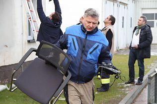 Bild: Alles muss raus - Servicegesellschaft und Feuerwehr holten heute das Inventar aus den gesperrten Geb&auml;uden