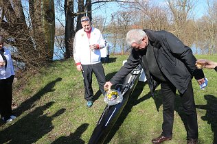 Bild: F&uuml;r Neptun, Poseidon, Rasmus und Yvonne - nach der Sekttaufe ging es direkt ins Wasser