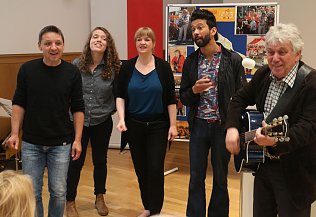Bild: "Ein Freund unserer Stadt und ihrer Kinder" - der Musiker Rolf Zuckowski durfte sich heute in das goldene Buch der Stadt eintragen