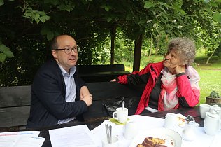 Bild: Jochen Hubmacher und Gisela Hartmann beim Pressegespr&auml;ch