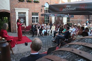 Bild: Sabine Kolbe und Kerstin Otto alias "Fabula Drama" gastierten gestern wieder in Nordhausen