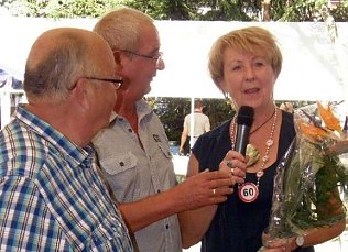 Bild: Frau Biel begl&uuml;ckw&uuml;nscht