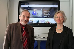 Bild: Dr. Harald Gr&uuml;ning und Katja Reissner stehen im Info-Mobil des Bundestages Rede und Antwort