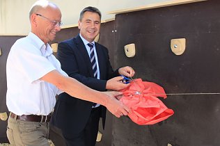 Bild: Gl&uuml;ckw&uuml;nsche und ein Geschenk gab es auch von der Nordh&auml;user Kreissparkasse