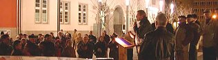 Bild: Demo mitten im Weihnachtsmarkt