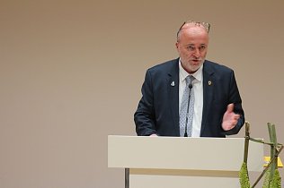 Bild: District Governor Oliver Koch gratulierte den Nordh&auml;user L&ouml;wen zum 25. Jubil&auml;um