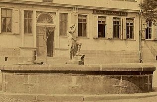 Bild: Der "alte" Neptun wie er auf dem K&ouml;nigshof zu sehen war - Kopie in Sandstein
