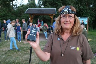 Bild: Mit der richtigen Ausr&uuml;stung klappt's auch mit der Fledermaussuche: Naturparkf&uuml;hrerin Anja Apel mit Detektor und Taschenlampe