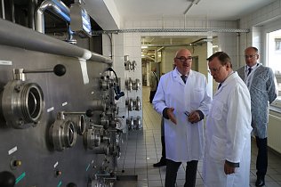 Bild: Betriebsleiter Robert Becke f&uuml;hrte den Ministerpr&auml;sidenten durch das Werk