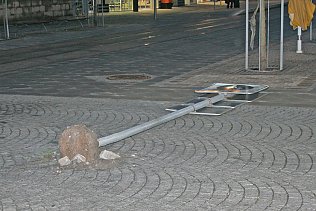 Bild: Umgefallenes Stra&szlig;enschild