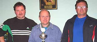 Bild: Um Pokal gebellt