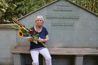 Bild: Heidelore Kneffel erhielt f&uuml;r ihre nimmerm&uuml;de Unterst&uuml;tzung der Nordh&auml;user Geschichte gestern einen Blumenstrau&szlig;