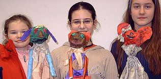 Bild: Kinder und schrille Puppen