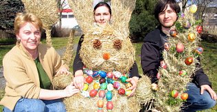 Bild: 2000 Eier schm&uuml;cken den Garten