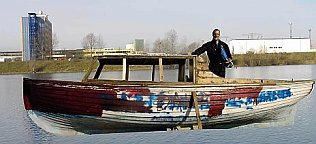 Bild: Schiff versenkt im Kiesteich