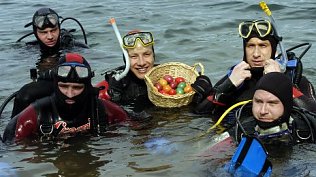 Bild: Eiersuche unter Wasser