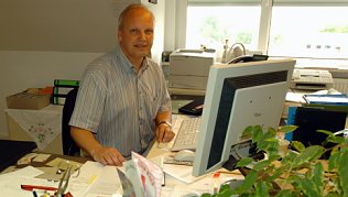 Bild: Gewerkschafter in neuen R&auml;umen