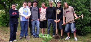Bild: Sch&uuml;ler pflanzen Baum
