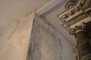 Bild: Im Inneren der Kirche finden sich viele solcher maroden Stellen und mancher Riss