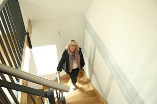 Bild: SWG-Chefin Inge Klaan in einer der vertikalen Wohnungen