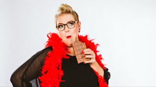 Bild: Comedy zum Diner in Rot: Frau Andrea sorgt f&uuml;r Lacher