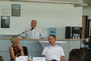 Bild: Auch unter Corona lie&szlig; es sich Helmut Peter nicht nehmen seine neuen Azubis und ihre Familien pers&ouml;nlich zu begr&uuml;&szlig;en